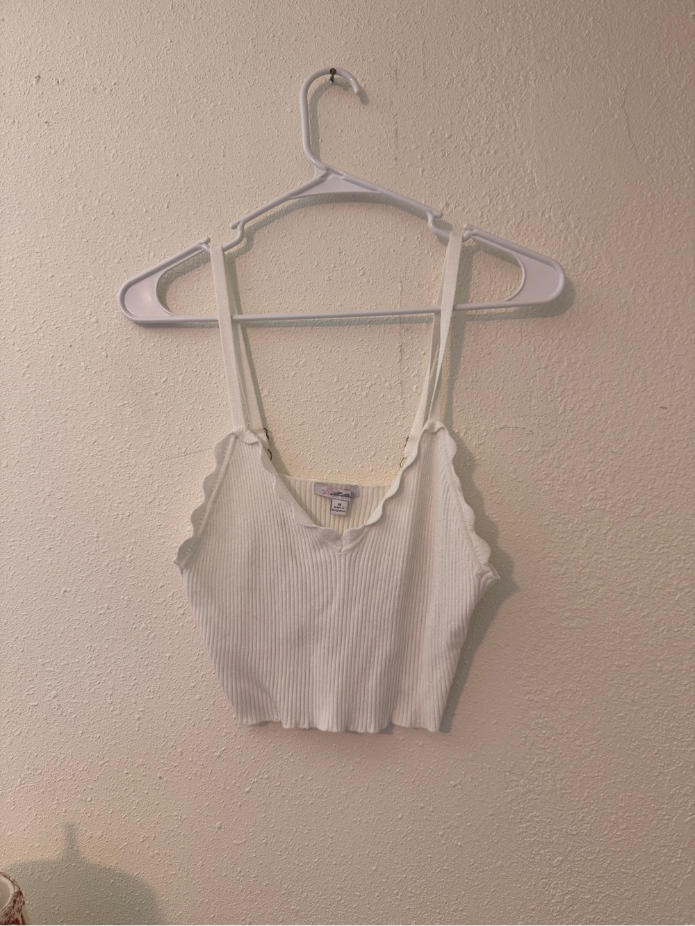 La Hearts White Ribbed Scallop-Trim Crop Cami